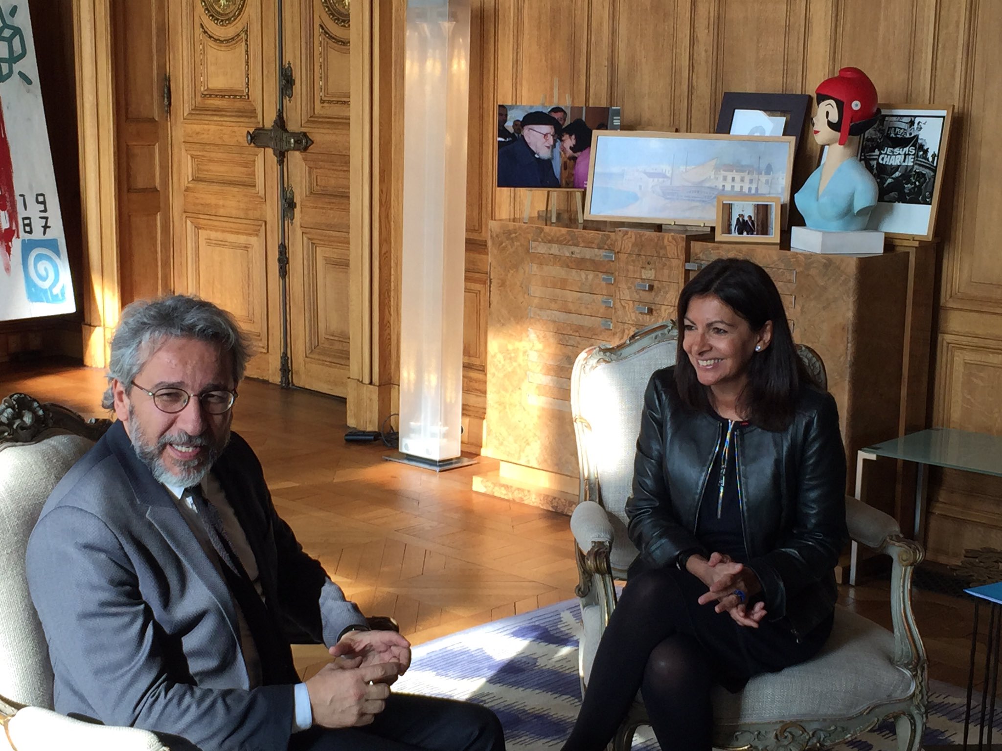 Can Dündar, chief editor of Cumhuriyet and Mayor of Paris Anne Hidalgo. Photo.