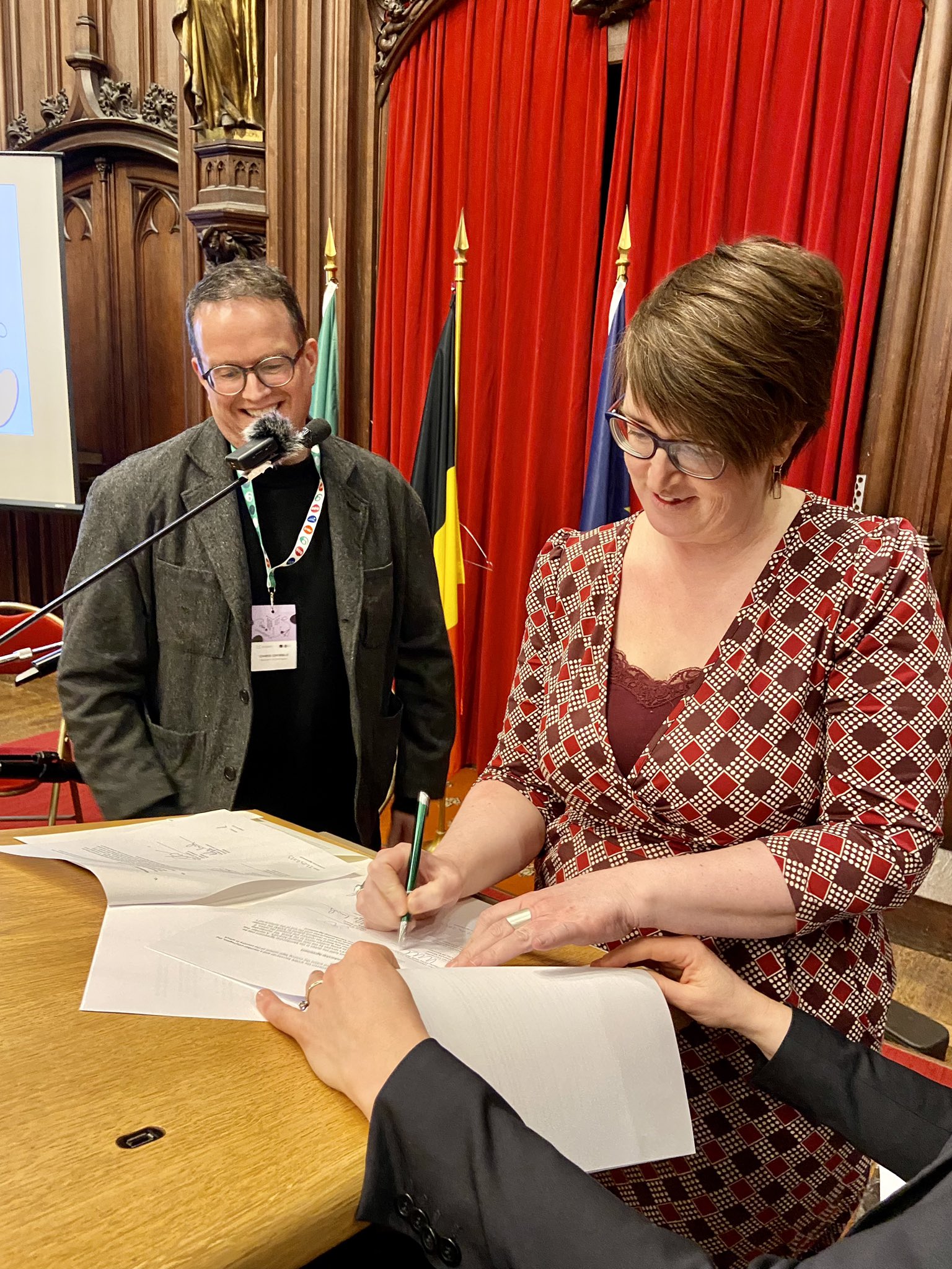 Deputy Mayor Lies Corneillie signing the ICORN Membership Agreement on behalf of the City of Leuven. Photo: Delphine Houba, Twitter. 
