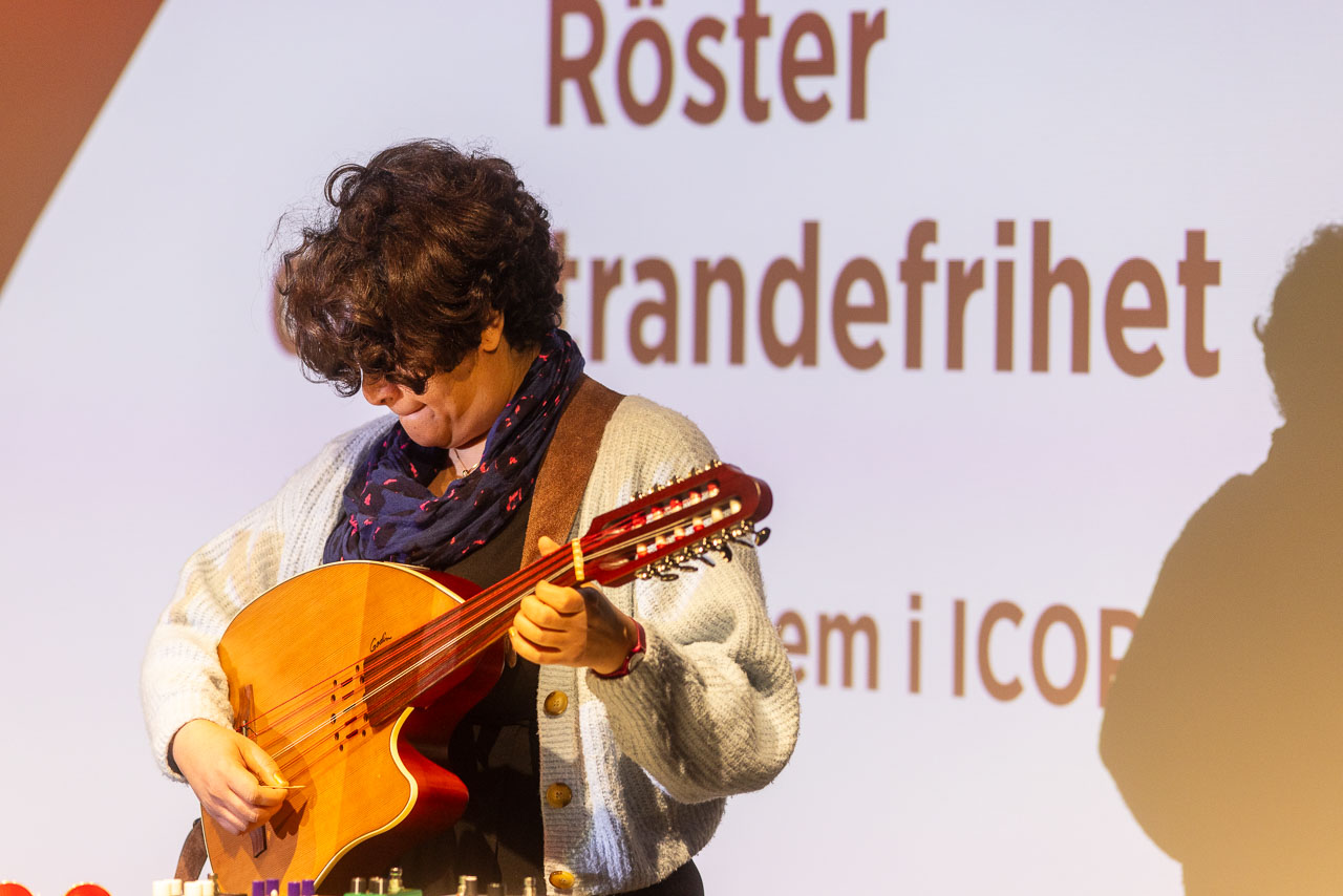 Yasmine El Baramawy playing the oud at the 10th anniversary celebration of Jönköping County’s ICORN membership.