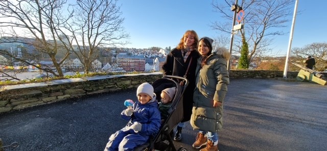 Hayat Al-Sharif with her children and Lotte Løkeland Hovda, the ICORN coordinator in Stavanger.