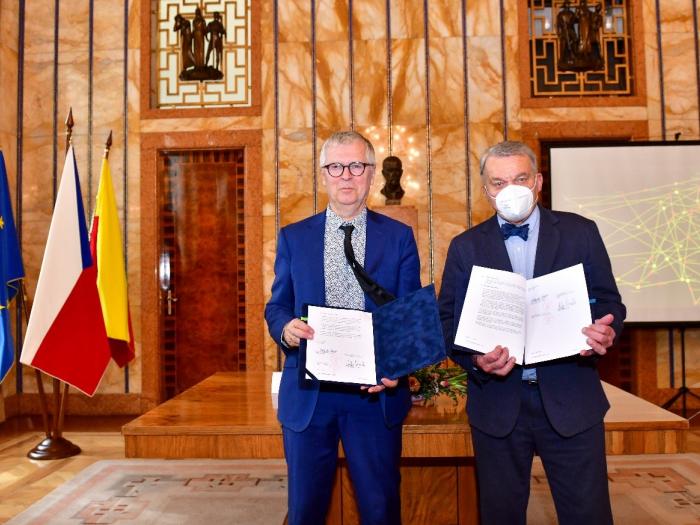 Helge Lunde, ICORN’s Executive Director, together with the Mayor of Prague Bohuslav Svoboda following the signing of the ICORN Membership Agreement. Photo: MHMP/Prague City Hall.
