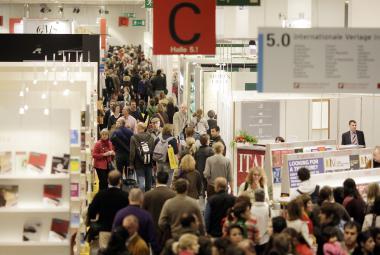 Real crowds of visitors flock through the gangways of the Fair's halls, as seen here in Hall 5.0. Copyright: Frankfurt Book Fair, photographer: Alexander Heimann