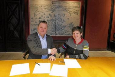 Deputy Mayor of Elsinore, Henrik Møller and ICORN Programme Director, Elisabeth Dyvik signed the agreement at the City Hall on Tuesday 10 February. Photo.