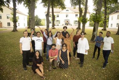 14 writers, artists and musicians took in ICORN residency in Sweden, Denmark and Norway were gathered at the Foundation Biskops Arnö for a Creative Writing Seminar. From left: Weli Ayup, Iman Al Ghafari, Saiidi Sharif, Seywan Saeedian, Ashraff Bagheri, Mahideh Golroo, Jahanara Nuri, Ali Thareb, Ola Housamo, Babak Salimzadeh, Susanne Ibrahim, Kajsa Sundin, Supriti Dahr, Milagros Socorro, Tsegabrhan Goitom Habtemariam. Photo