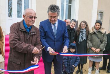 The Mayor of Poitiers, Mr. Alain Claeys, and Roland Sérazin, grandson of Jean-Richard Bloch officially opens the artist residency Villa Bloch on 9 February 2019. ©iBooCréation, Ville de Poitiers. Photo.