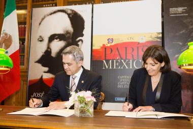 Mayor of Mexico City, Miguel Angel Mancera and Mayor of Paris, Anne Hidalgo signing new agreement. Photo: Jean-Baptiste Gurliat/City of Paris 