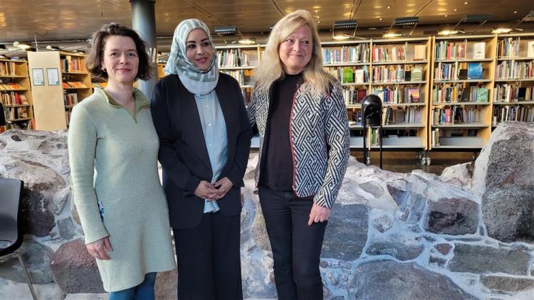 Asia Gaboush, together with the Mayor of Tønsberg Anne Rygh Pedersen and Library Director Birgithe Schumann-Olsen.