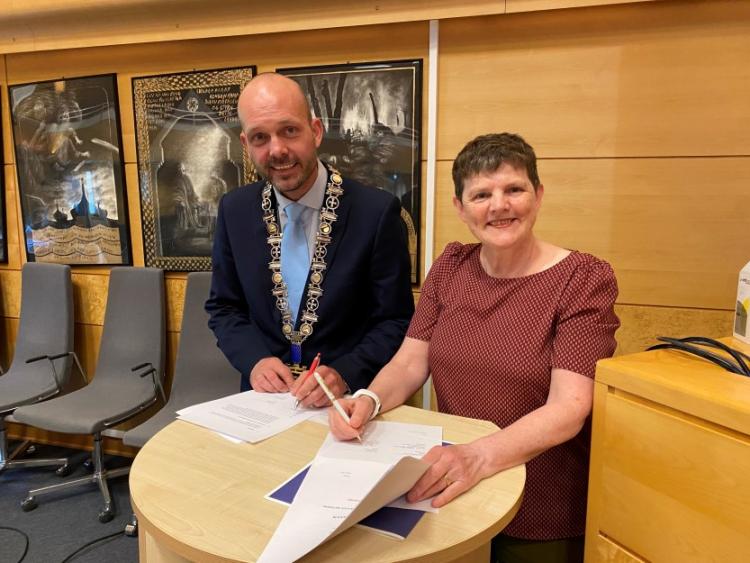 Sarpsborg Mayor Sindre Martinsen-Evje and ICORN’s Programme Director Elisabeth Dyvik signing the Membership Agreement. Photo: Eva Rekvin