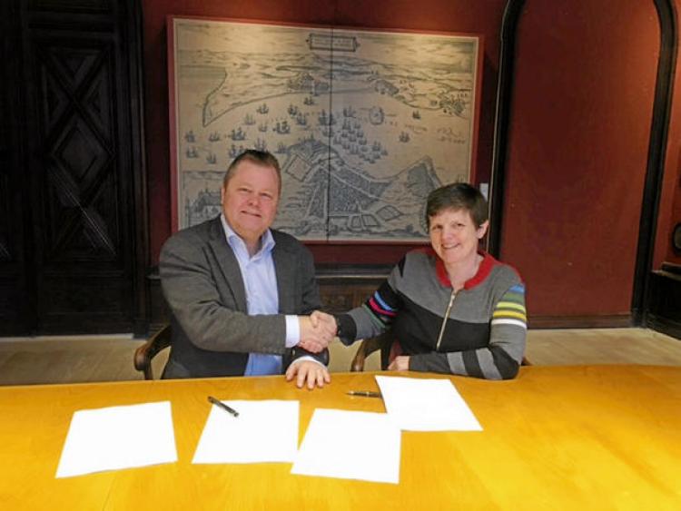 Deputy Mayor of Elsinore, Henrik Møller and ICORN Programme Director, Elisabeth Dyvik signed the agreement at the City Hall on Tuesday 10 February. Photo.