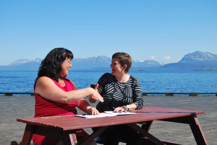 Marianne Bremnes, Mayor of Harstad, and Elisabeth Dyvik, ICORN, signing the ICORN membership agreement.