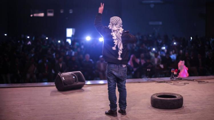 El-Susi performing on stage.