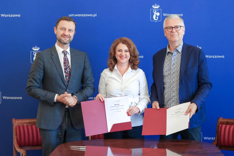 Left to right: Robert Piaskowski, Aldona Machnowska-Góra, and Helge Lunde signing the ICORN Membership Agreement. Photo: Szymona Pulcyna.