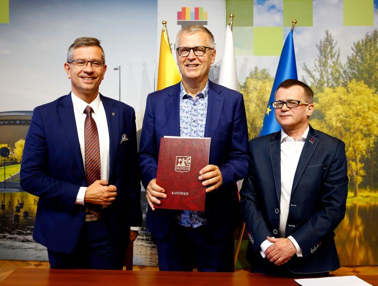 Agreement between ICORN and the City of Katowice signed September 2019 by Deputy Mayor Waldemar Bojarun, ICORN Dir. Helge Lunde, CEO Piotr Zaczkowski. Photo. 